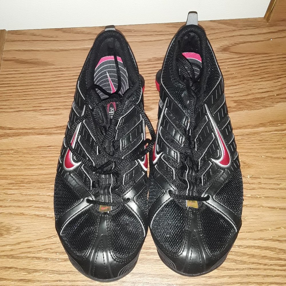 Nike womens Black/Pink lace up sneakers size 7